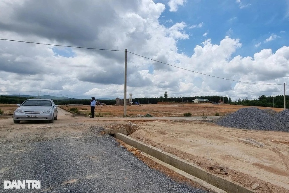 Dự án di dân khẩn cấp nhiều lần gia hạn, dân cắn răng sống trong bất an - 4 Dự án di dân khẩn cấp nhiều lần gia hạn, dân cắn răng sống trong bất an - 4
