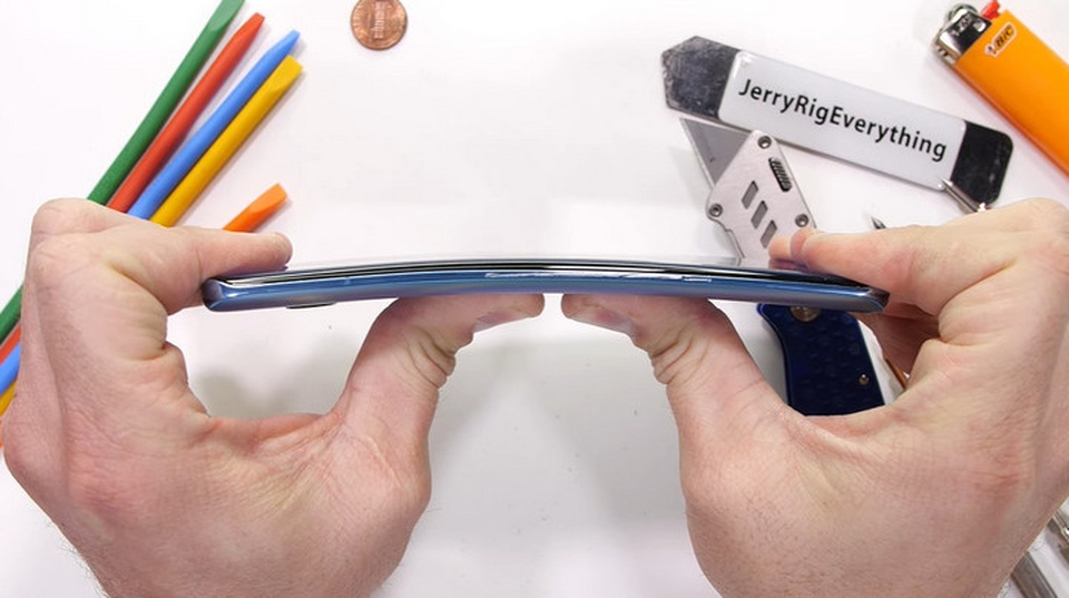 Choáng với chiếc điện thoại bị tra tấn đến gãy cong nhưng vẫn hoạt động - 1 Choáng với chiếc điện thoại bị tra tấn đến gãy cong nhưng vẫn hoạt động - 1