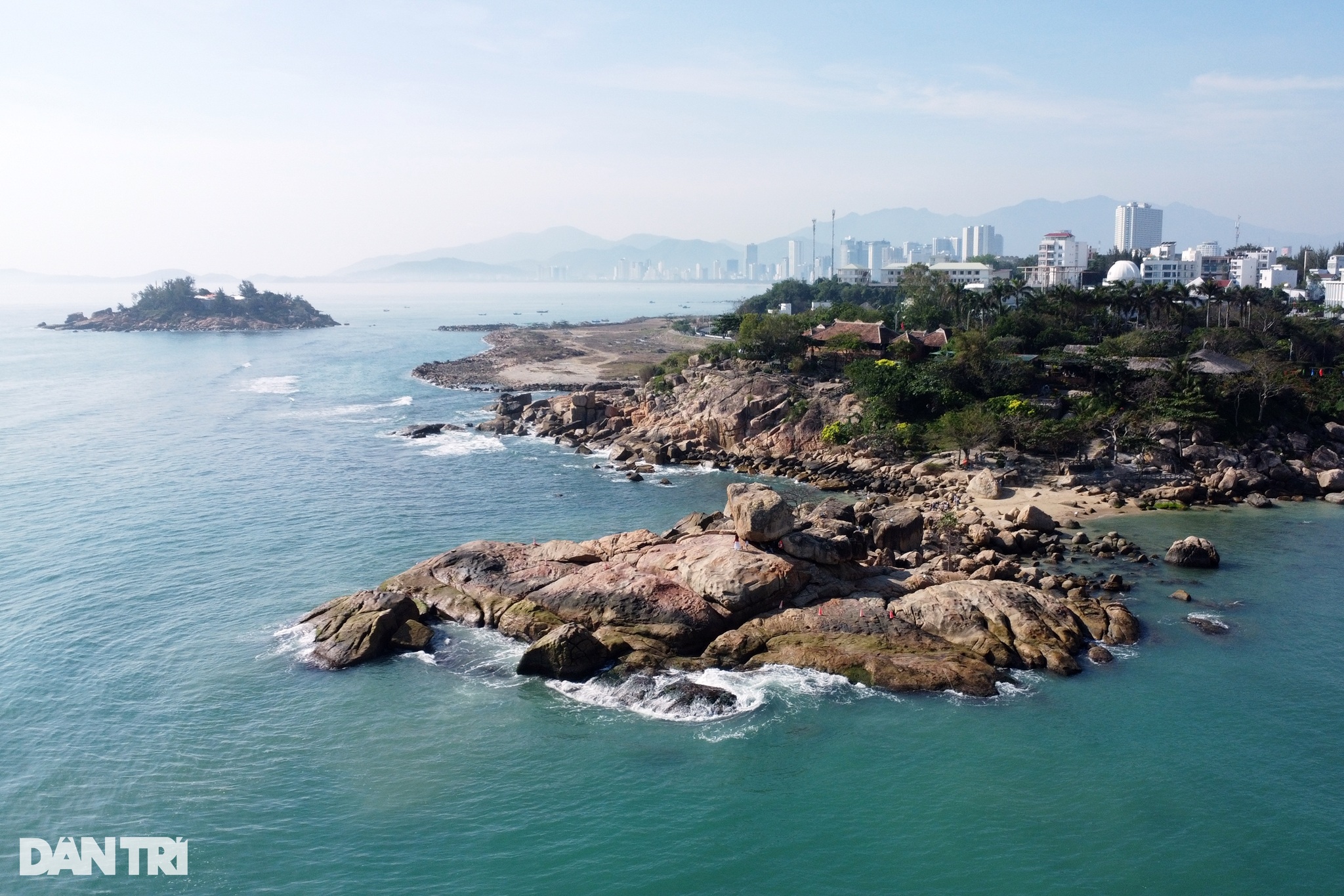 Bắt quả tang kẻ có hành vi biến thái trước mặt các cô gái ở biển Nha Trang - 2
