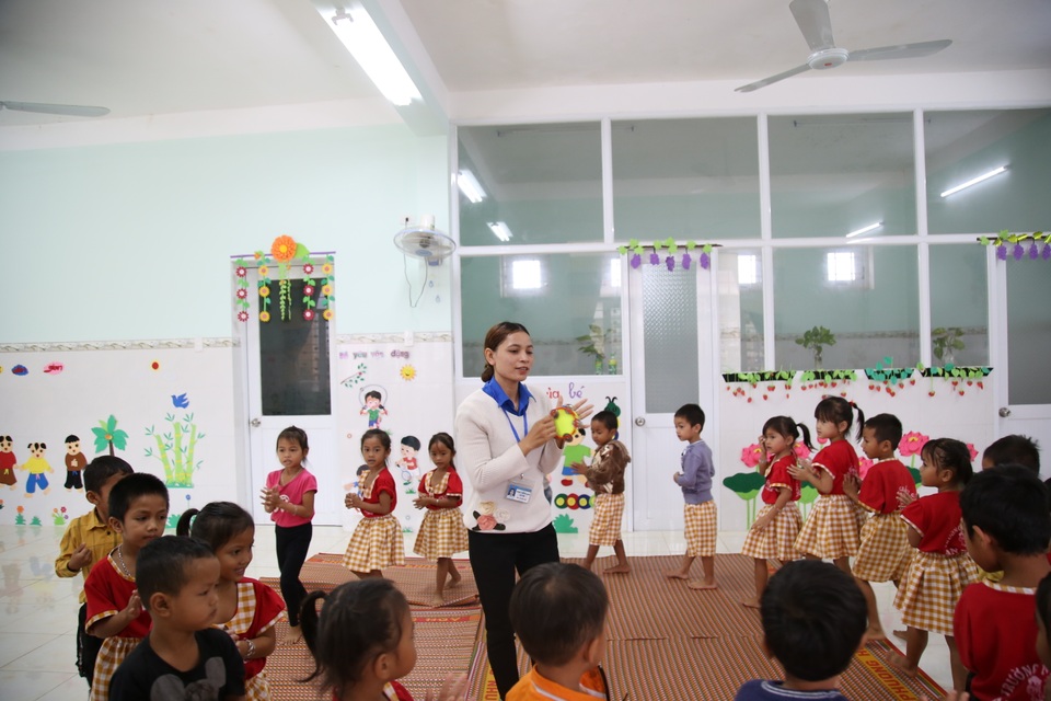 Cô giáo 9x người Hrê cõng từng học sinh qua sông để trở về nhà - 1 Cô giáo 9x người Hrê cõng từng học sinh qua sông để trở về nhà - 1