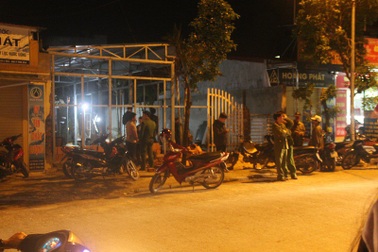 Tá hỏa phát hiện xương chân người dưới nền nhà