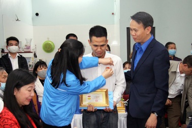 "Người hùng" cứu bé gái 3 tuổi nhận huy hiệu Tuổi trẻ dũng cảm