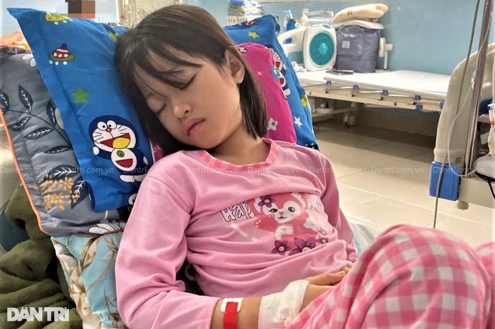Bé gái 10 tuổi mắc ung thư: Bao giờ con mới khỏi bệnh và được đi học - 3 Bé gái 10 tuổi mắc ung thư: Bao giờ con mới khỏi bệnh và được đi học - 3