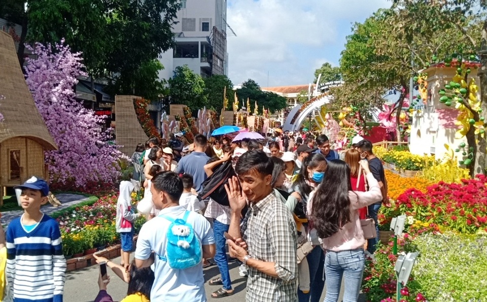 Hàng nghìn người chen chân ngắm đường hoa tráng lệ trước khi bị phá bỏ - 3 Hàng nghìn người chen chân ngắm đường hoa tráng lệ trước khi bị phá bỏ - 3