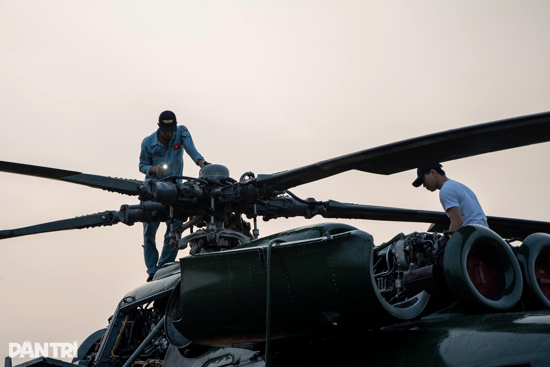 Sẵn sàng đội hình 10 trực thăng bay kéo cờ mừng Quốc khánh 2/9 - 3 Sẵn sàng đội hình 10 trực thăng bay kéo cờ mừng Quốc khánh 2/9 - 3