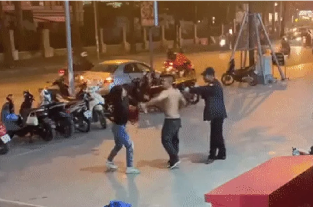 Chết khiếp bác bảo vệ, cô gái khổ sở từ bỏ mức lương 26 triệu đồng - 1 Chết khiếp bác bảo vệ, cô gái khổ sở từ bỏ mức lương 26 triệu đồng - 1