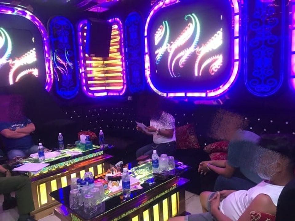 5 thanh niên bay lắc trong quán karaoke giữa mùa dịch - 1 5 thanh niên bay lắc trong quán karaoke giữa mùa dịch - 1