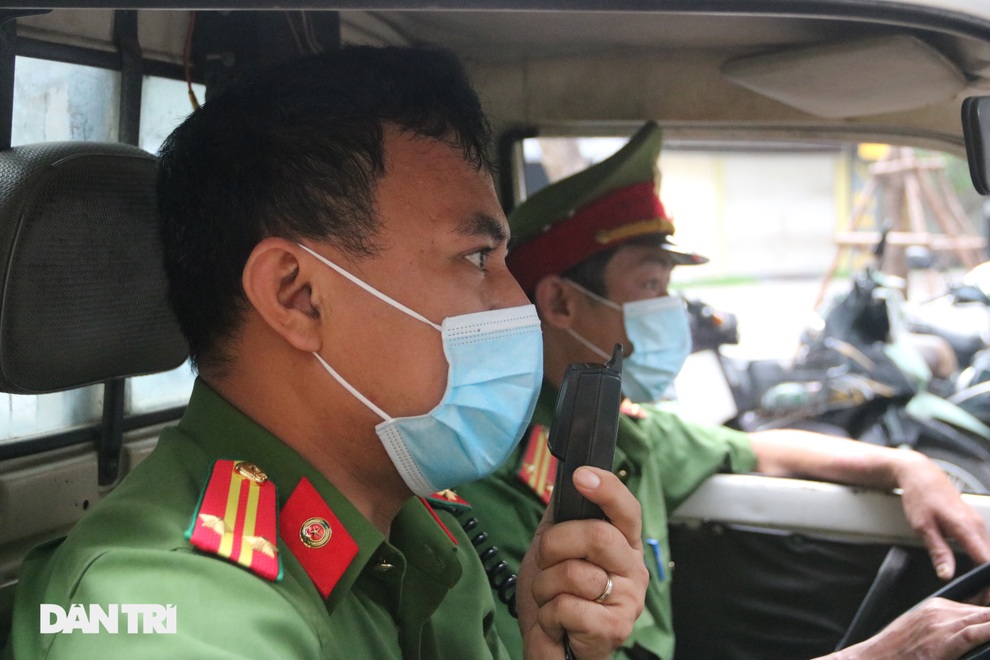 Theo chân công an Hà Nội xử lý người ra đường không lý do chính đáng - 9 Theo chân công an Hà Nội xử lý người ra đường không lý do chính đáng - 9