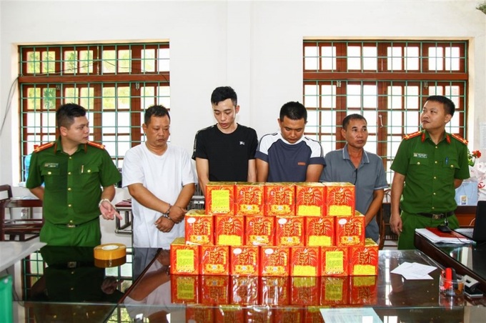 Các đối tượng và số pháo nổ bị lực lượng chức năng thu giữ.
