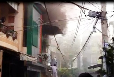 Kinh hoàng người đàn ông đổ xăng tự thiêu trong phòng nữ sinh