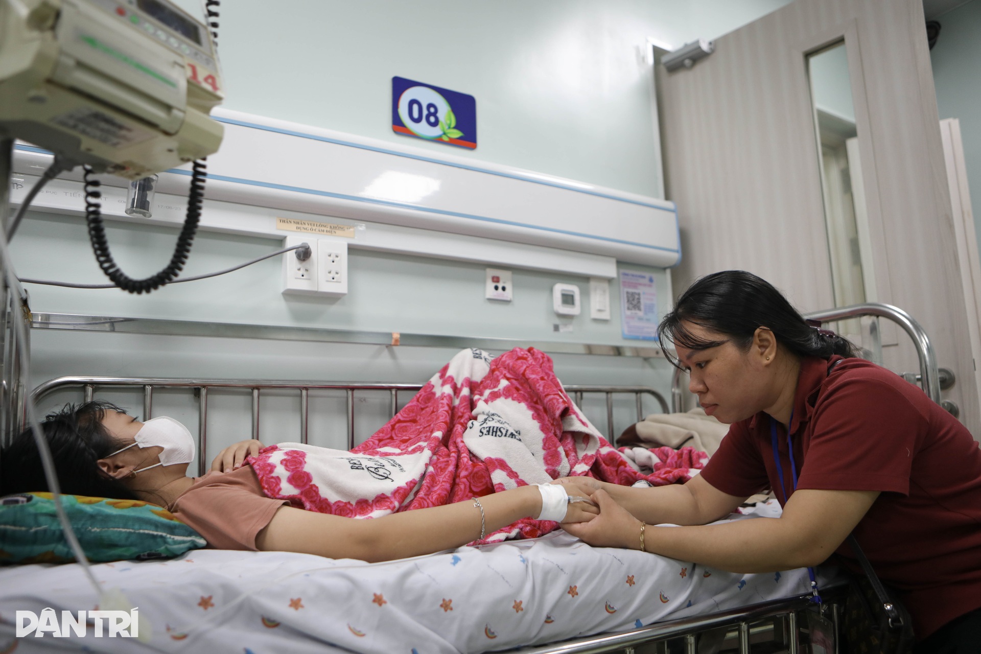 Hàng loạt người lớn, trẻ em ở TPHCM nhập viện vì đe dọa sốc sốt xuất huyết - 7