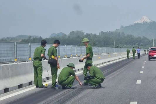 Vụ cao tốc Bắc - Nam nghi bị đổ hóa chất: Công an lấy mẫu giám định - 1