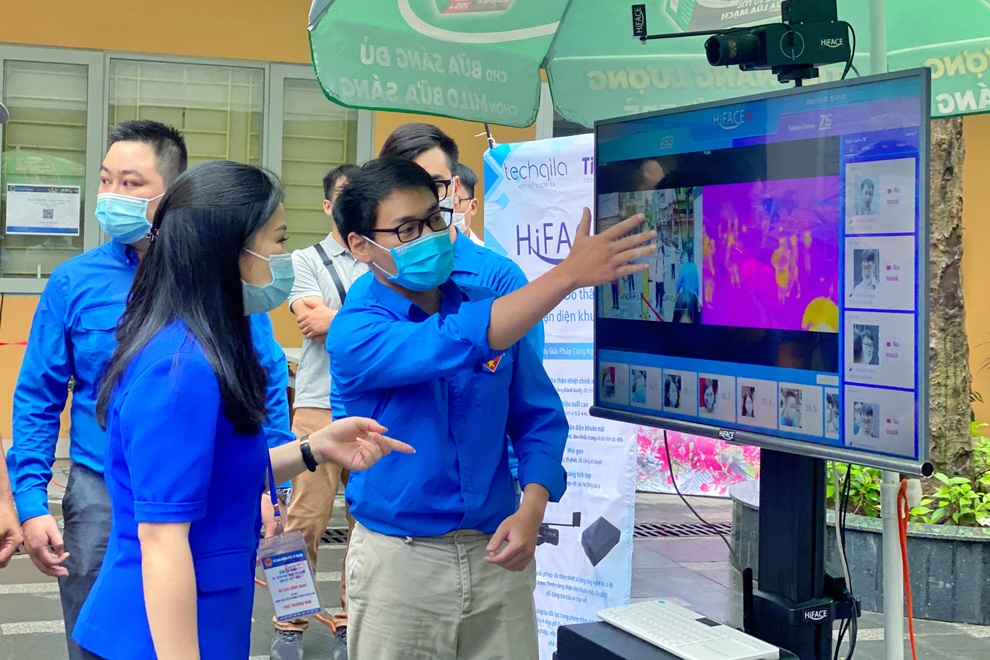 Tình nguyện viên nhiệt tình cõng thí sinh bị thương, che mưa cho thí sinh - 2 Tình nguyện viên nhiệt tình cõng thí sinh bị thương, che mưa cho thí sinh - 2