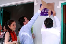 Mỹ Lệ “phò tá” chồng làm từ thiện