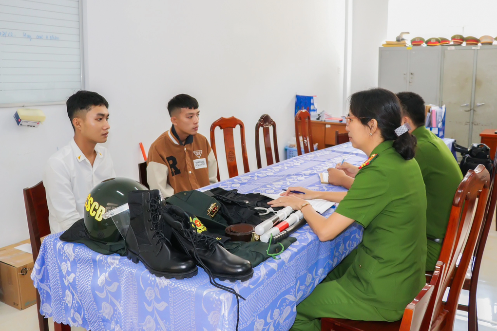 Giả danh CSCĐ tuần tra, nhắc nhở người vi phạm để thỏa đam mê - 1 Giả danh CSCĐ tuần tra, nhắc nhở người vi phạm để thỏa đam mê - 1