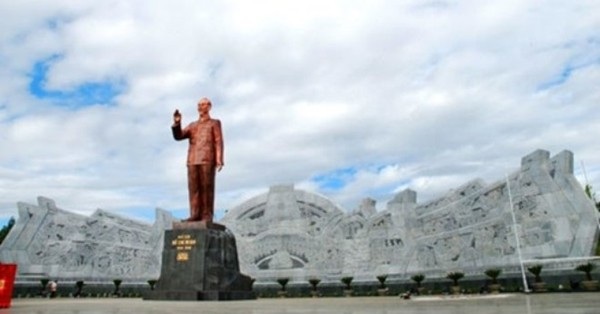 “Hãy dựng tượng đài Bác Hồ trong lòng dân”