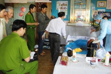 Cúi người nhặt đá bị máy múc ngoạm chết