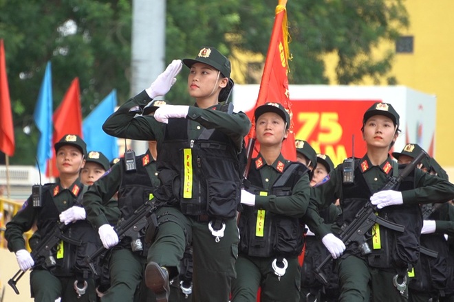Hàng trăm nữ cảnh sát diễu binh, diễu hành tại Hà Nội - 7 Hàng trăm nữ cảnh sát diễu binh, diễu hành tại Hà Nội - 7