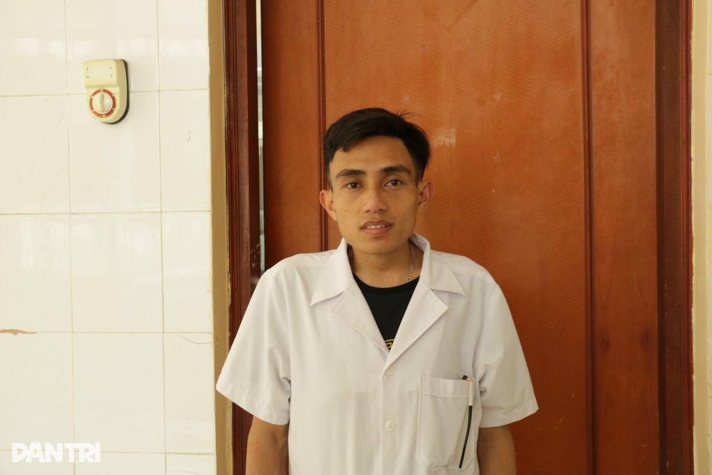 15 năm theo đuổi ngành y của bác sĩ nhiễm chất độc da cam cao 1m40 - 1 15 năm theo đuổi ngành y của bác sĩ nhiễm chất độc da cam cao 1m40 - 1