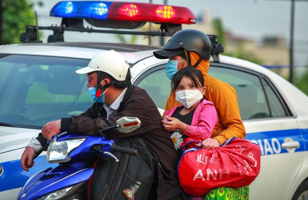 Bữa cơm vội của người dân về quê tại cửa ngõ Thủ đô - 2 Bữa cơm vội của người dân về quê tại cửa ngõ Thủ đô - 2