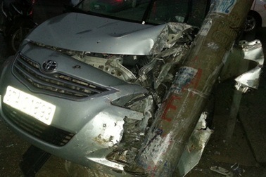 Taxi đâm gãy đôi cột điện cao áp