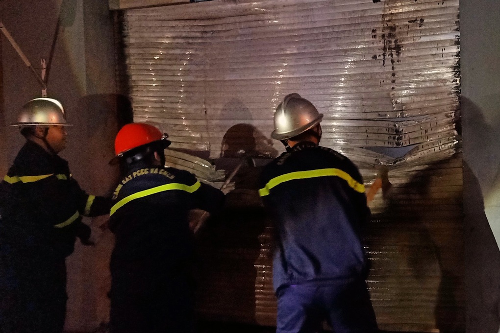Hà Nội: Giải cứu đôi vợ chồng cùng 2 con nhỏ khỏi đám cháy lúc nửa đêm - 1 Hà Nội: Giải cứu đôi vợ chồng cùng 2 con nhỏ khỏi đám cháy lúc nửa đêm - 1
