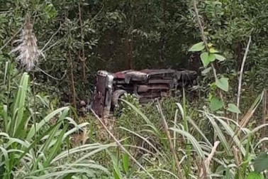 Xe bán tải lao xuống vực, 1 người chết, 3 người nhập viện