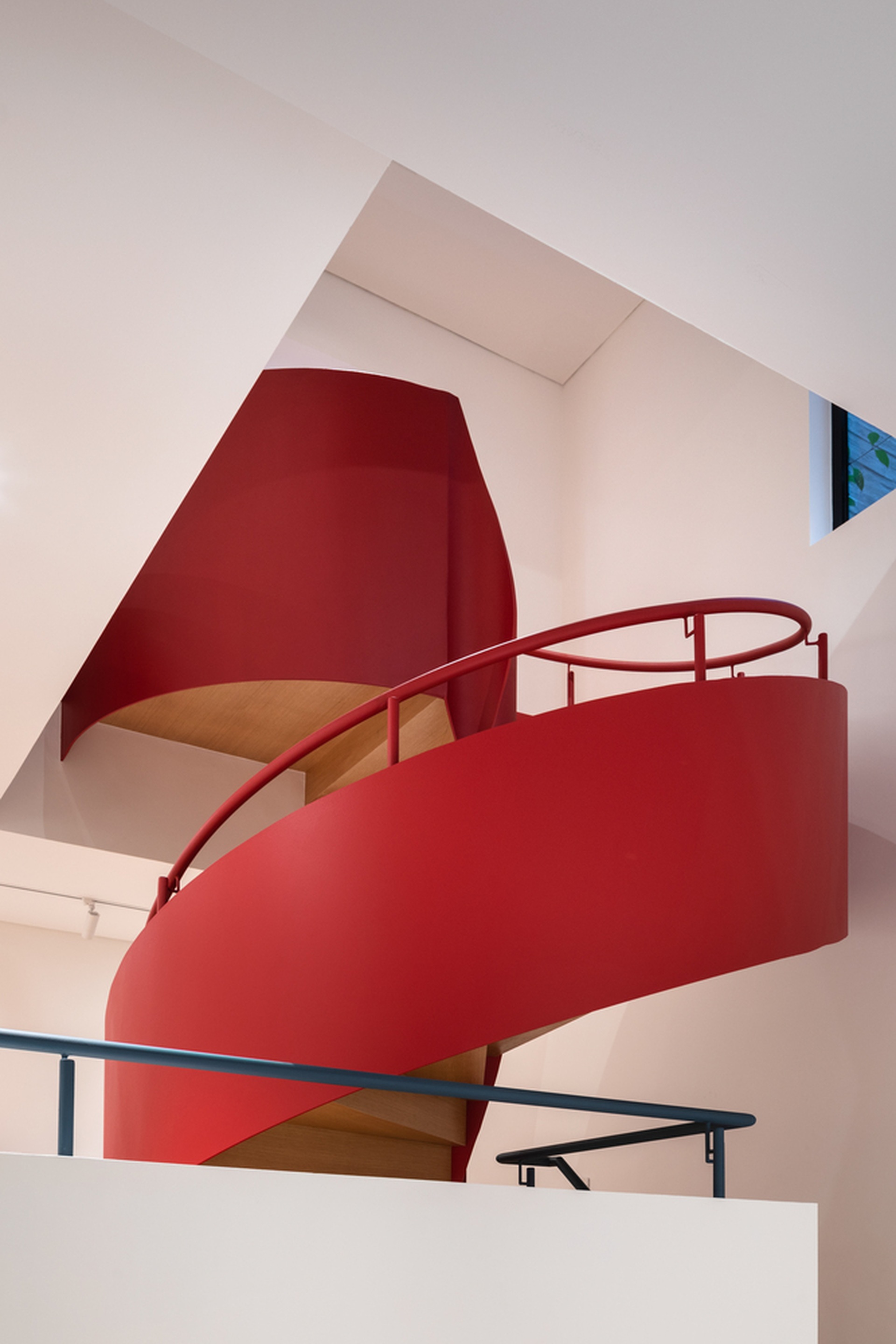 Ngôi nhà thoáng mát với 80 ô cửa sổ và vườn cây ở khắp nơi - 9 Ngôi nhà thoáng mát với 80 ô cửa sổ và vườn cây ở khắp nơi - 9