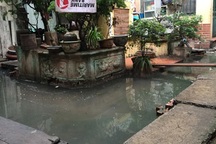 Quận Ba Đình chậm “giải cứu”, 12 hộ dân vẫn ngập trong nước thải