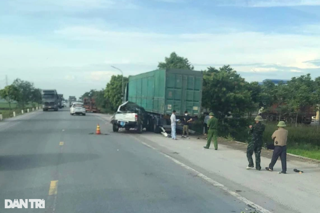 Ô tô tông xe container, 2 người chết, 3 người bị thương - 1 Ô tô tông xe container, 2 người chết, 3 người bị thương - 1