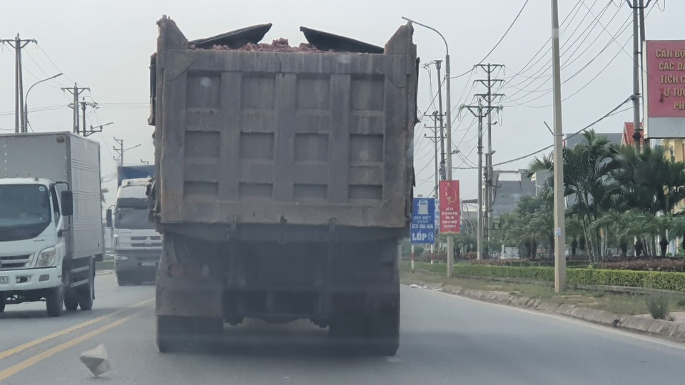 Đoàn xe dấu hiệu quá tải hoành hành trên quốc lộ: CSGT Hải Dương nói gì? - 2 Đoàn xe dấu hiệu quá tải hoành hành trên quốc lộ: CSGT Hải Dương nói gì? - 2