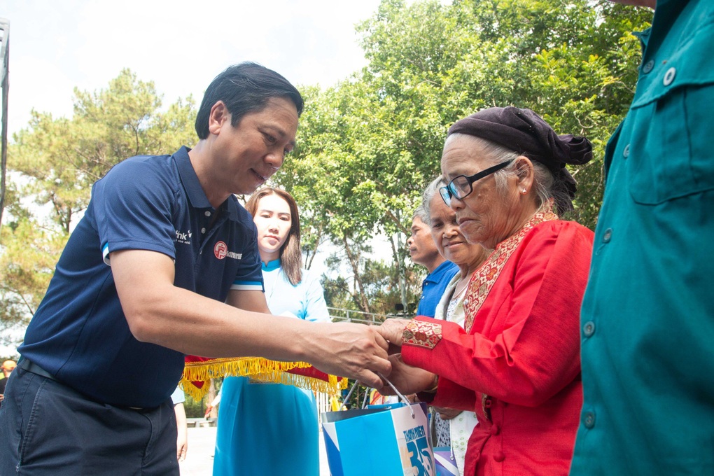 600 VĐV cùng đạp xe, ký tên lên lá cờ 54m2 mang thông điệp hòa bình - 3 600 VĐV cùng đạp xe, ký tên lên lá cờ 54m2 mang thông điệp hòa bình - 3