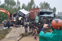 Tai nạn liên hoàn, 2 xe đầu kéo và 1 máy xúc dính chặt vào nhau