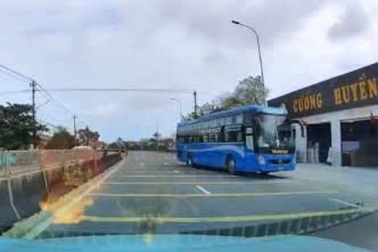 Người dân ghi hình ô tô khách đi ngược chiều, tài xế bị phạt 19 triệu đồng