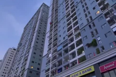 Mâu thuẫn gia đình, chồng ném quần áo của vợ từ tầng 25 chung cư xuống đất