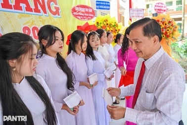 Một tấm thẻ Bảo hiểm y tế, thêm một lần giữ giấc mơ đến trường