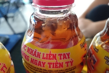 “Tuyệt đối không uống nước giải khát có lợn cợn, bất thường”!