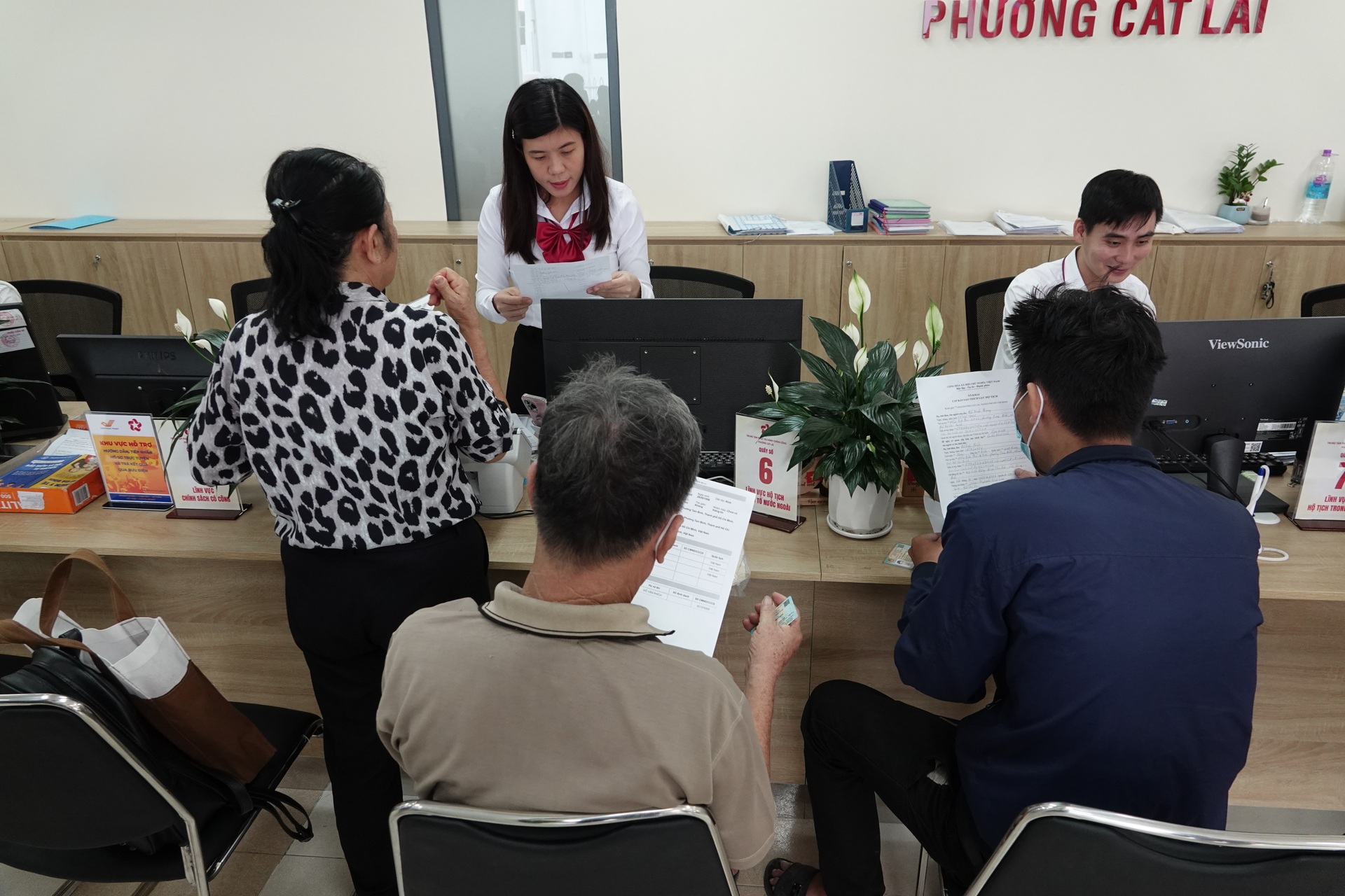Lượng công việc tăng gấp 5 lần, công chức tăng ca đến tối muộn - 7 Lượng công việc tăng gấp 5 lần, công chức tăng ca đến tối muộn - 7