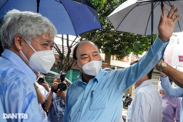 Chủ tịch nước thăm người dân trong khu phong tỏa tại TPHCM