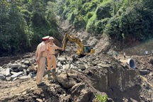 Thông xe điểm sạt lở lớn nhất trên đèo Khau Phạ