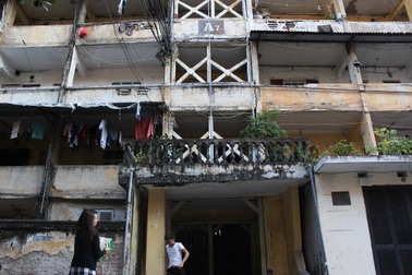 Khu nhà ở Thủ đô nứt toác, nghiêng ngả, chống đỡ bằng khung sắt