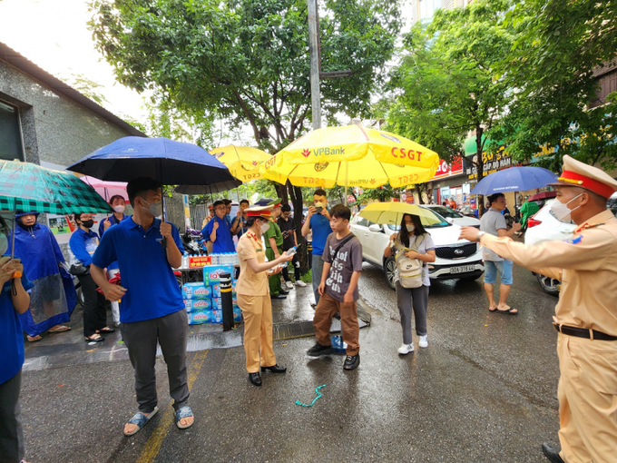 Lực lượng CSGT Hà Nội hỗ trợ, phát nước miến phí cho các thí sinh.