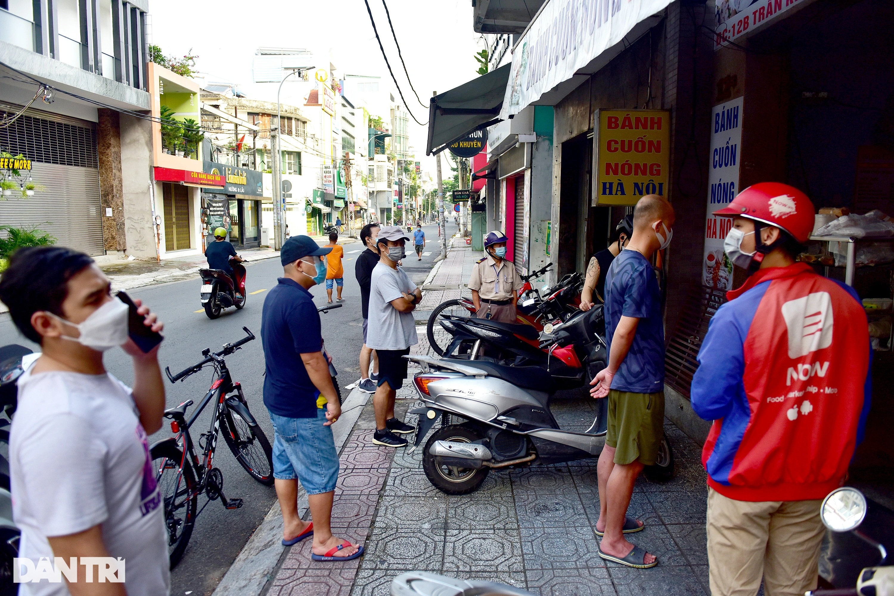 Người dân TPHCM xếp hàng mua đồ ăn sáng.jpeg Người dân TPHCM xếp hàng mua đồ ăn sáng.jpeg