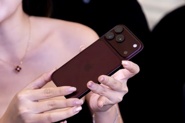 Pin iPhone 18 Pro Max lớn đến mức Apple phải thêm tính năng để "kìm hãm"