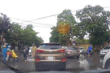 CSGT bất ngờ được tặng dép khi chân không đứng phân làn đường giữa trời mưa