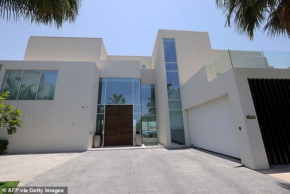 Messi just revealed a million dollar mansion, Ronaldo immediately bought a super mansion - 5