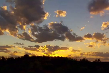 Bí ẩn về núi đá thiêng có thể biến đổi màu sắc