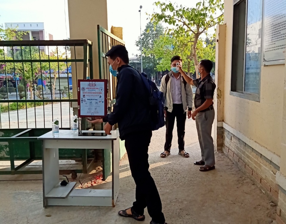 Thầy trò trường THPT sáng chế máy rửa tay sát khuẩn tự động có loa nhắc nhở - 5 Thầy trò trường THPT sáng chế máy rửa tay sát khuẩn tự động có loa nhắc nhở - 5
