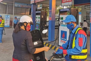 Giá xăng dầu lại đồng loạt tăng sau thời gian đứng im