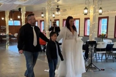 Mời 100 khách, cô dâu vào hôn trường thấy vắng tanh chỉ có 5 người